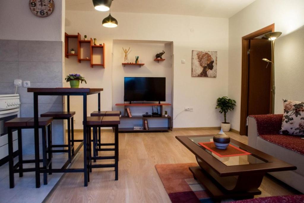 Peaceful Center Apartment *
